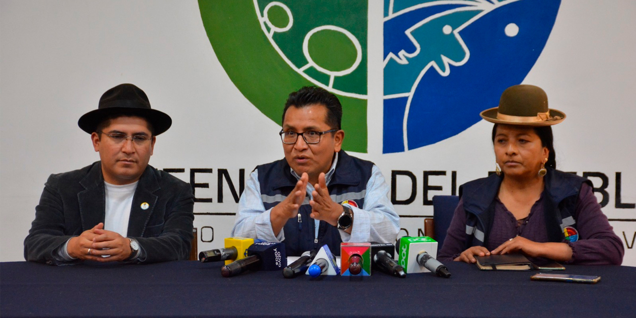 El Defensor del Pueblo, Pedro Callisaya,en conferencia de prensa. | Foto: Defensoría del Pueblo