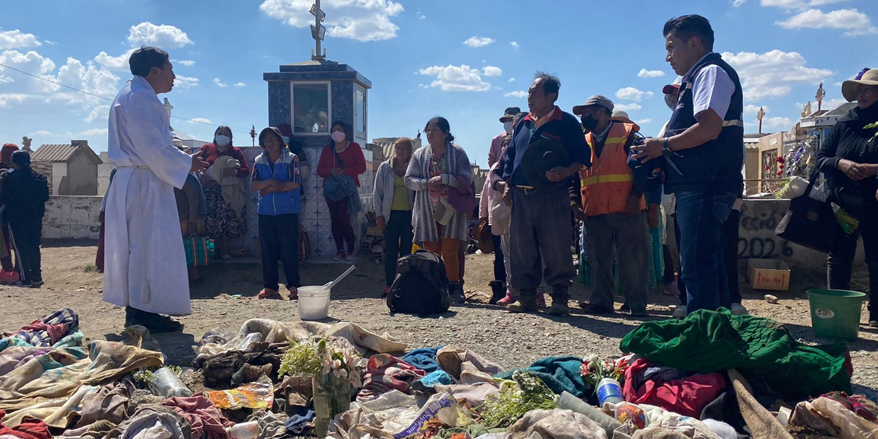 El defensor del pueblo, Pedro Callisaya, recorrió el cementerio Mercedario, donde se observa las pertenencias de difuntos en el suelo. | Foto: Defensoría del Pueblo