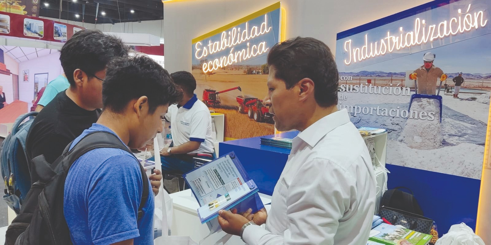 ExpoVcom5230923