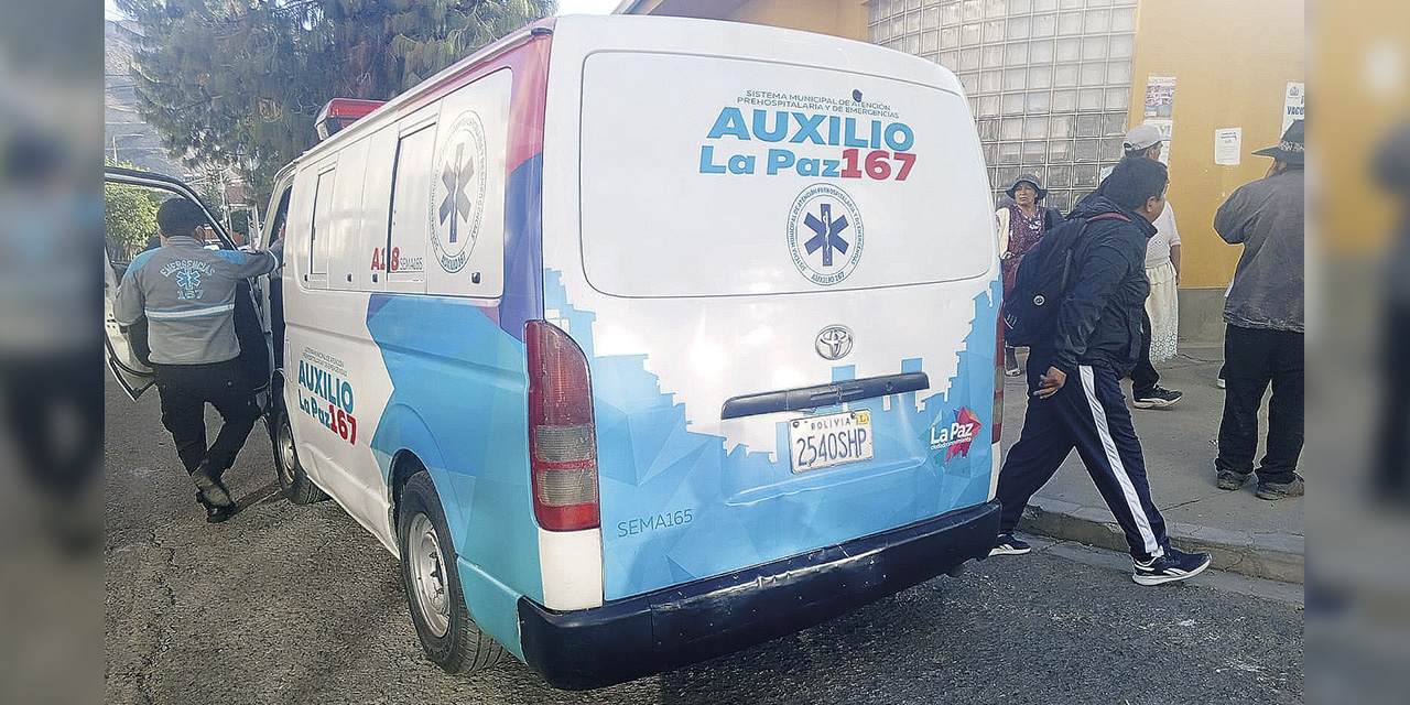 Las estudiantes fueron auxiliadas en ambulancias, luego de que se intoxicaran en su unidad educativa. | Foto: GAMLP