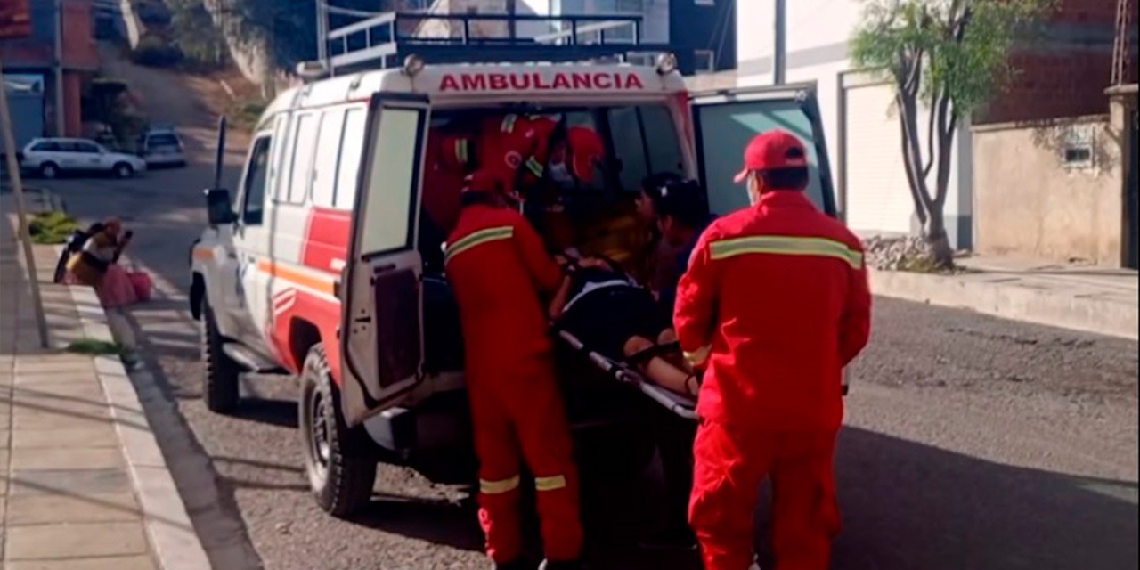 Una ambulancia brinda socorro a una de las estudiantes afectadas. (Foto: RRSS)