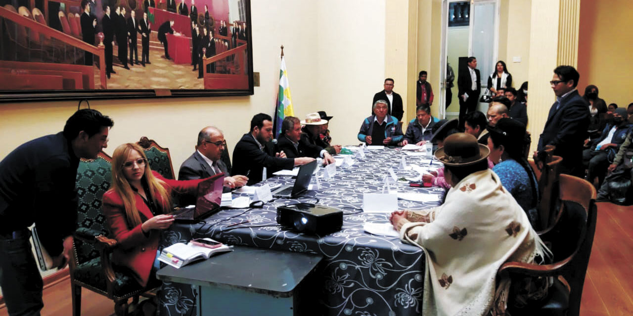 Iván Arias durante un pedido de informe anterior, ante la Comisión de Autonomías. | Foto: Captura 