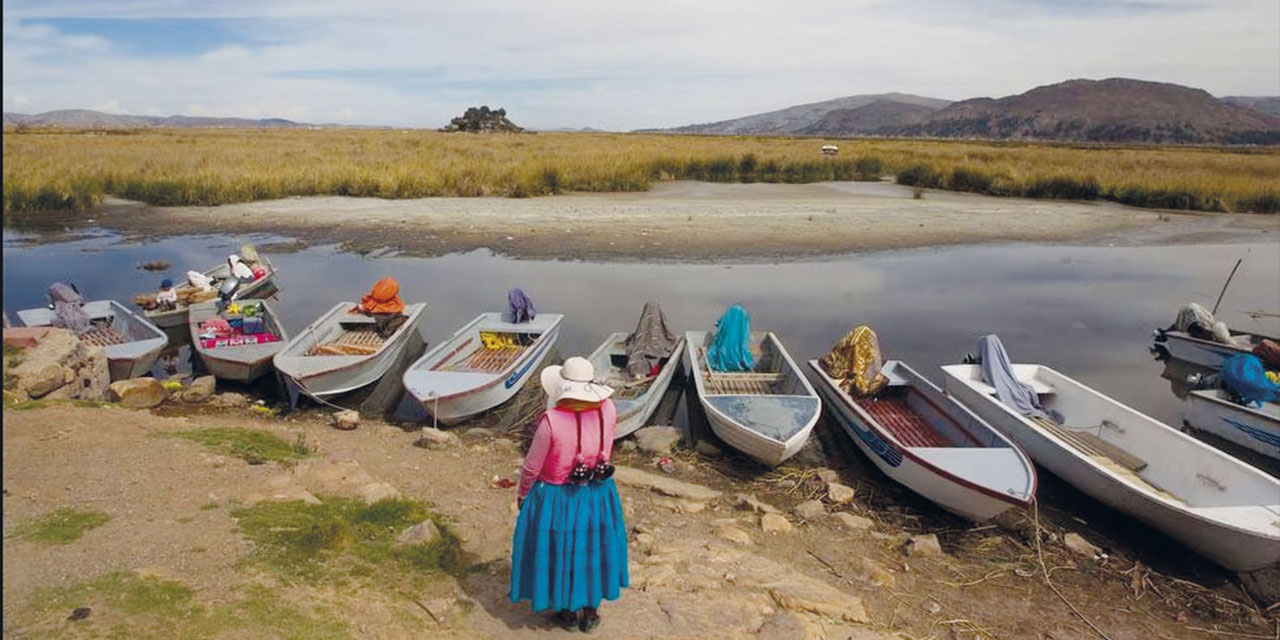 Los niveles del lago Titicaca sobrepasaron su mínimo histórico.  | Foto: El País