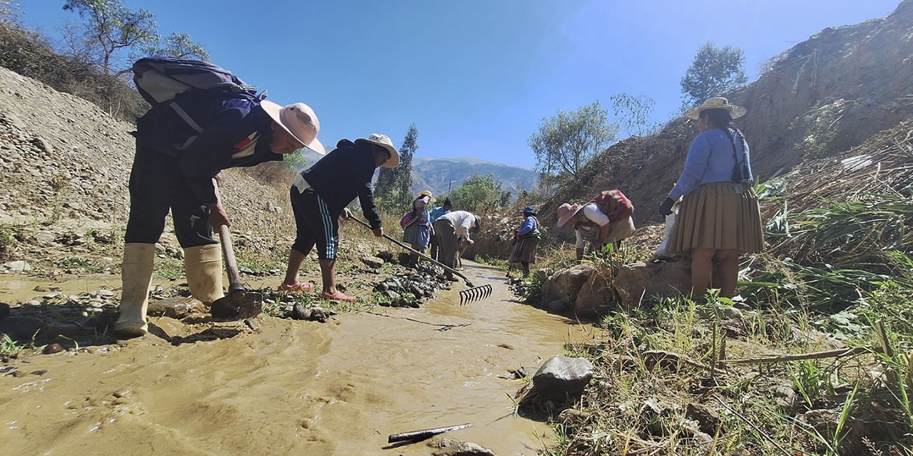 Regantes trabajan en la limpieza del río Tolavi, en Tiquipaya. | Foto: RRSS