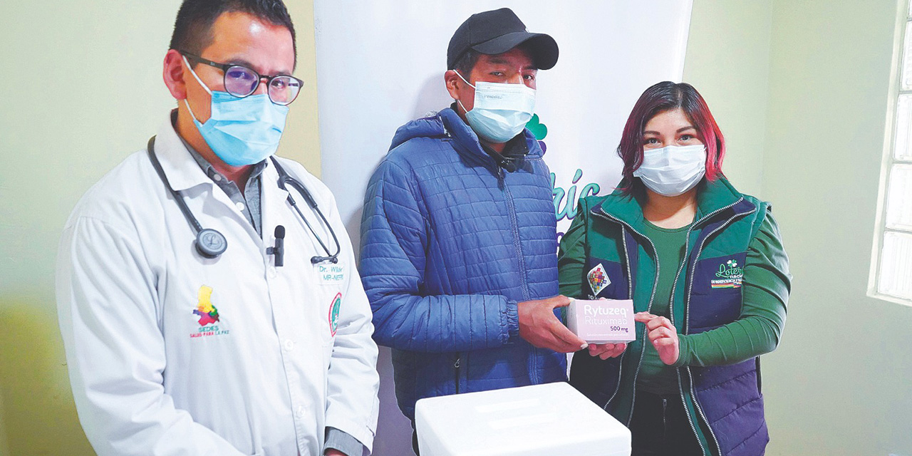 El paciente beneficiado recibe la primera entrega de medicamentos. Foto:  Lotería Nacional