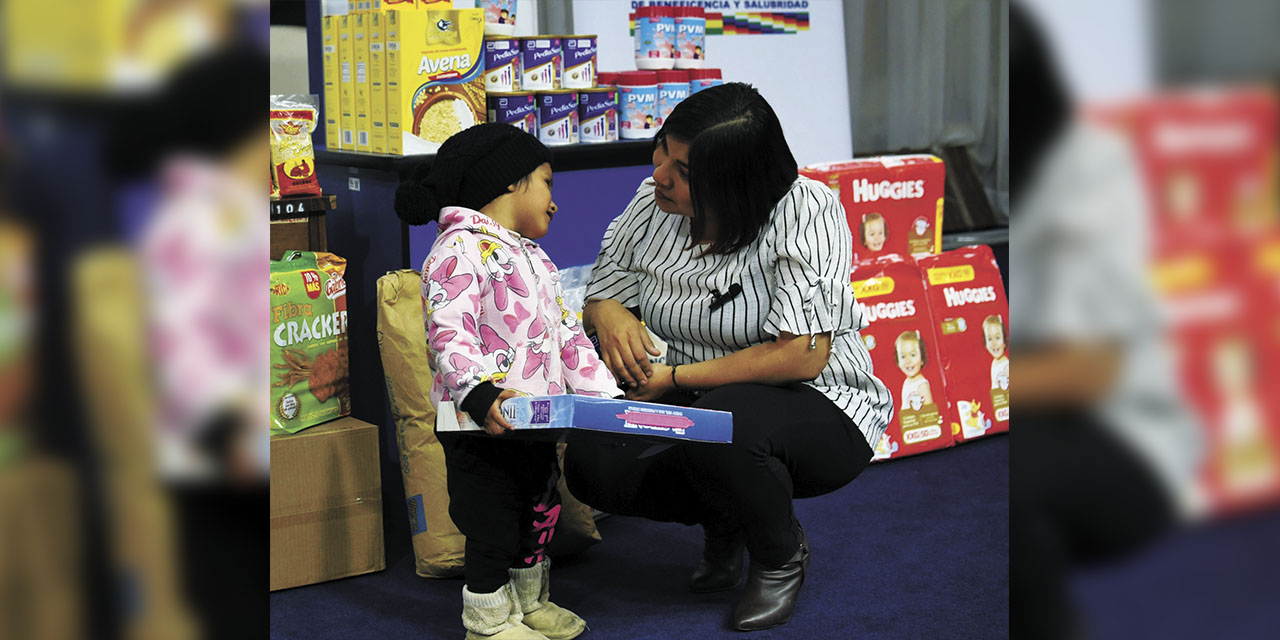 La directora de la Lotería Nacional, María Nélida Acuña, durante una entrega.  | Foto: Gustavo Ticona