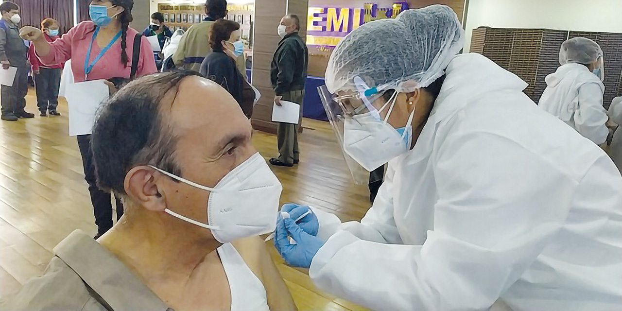 Una trabajadora en salud administra una vacuna. | Foto: MSyD