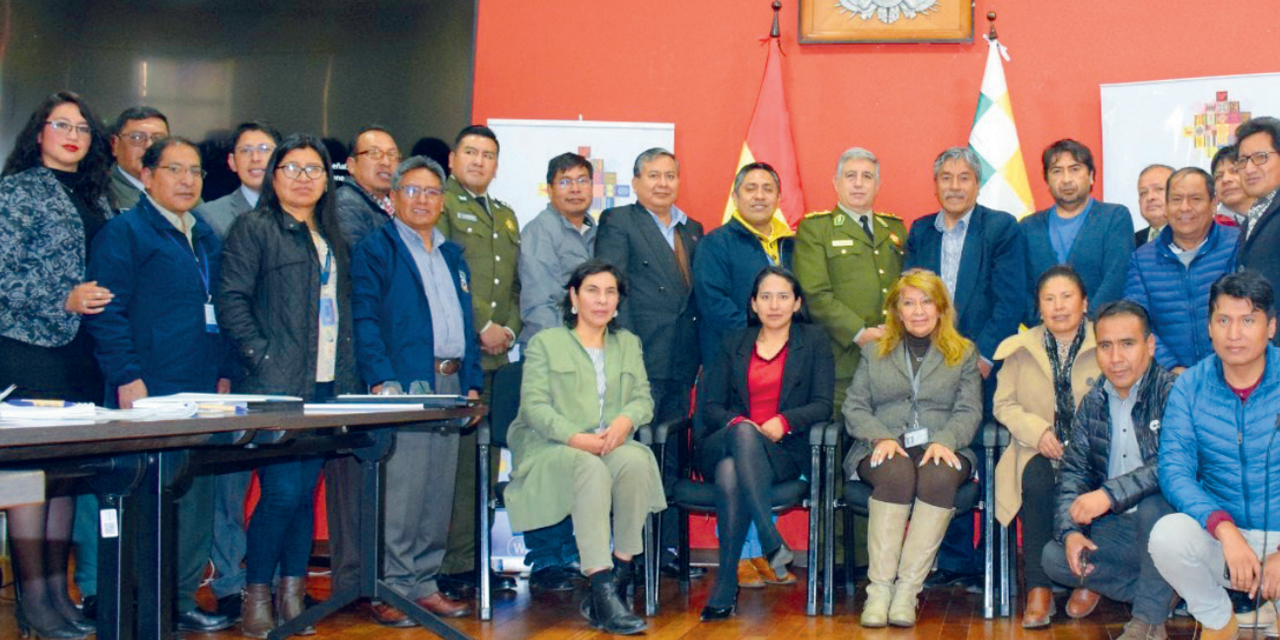 Las autoridades y expertos que asistieron a una de las reuniones del programa de acreditación universitaria.  | Foto: Ministerio de Educación.