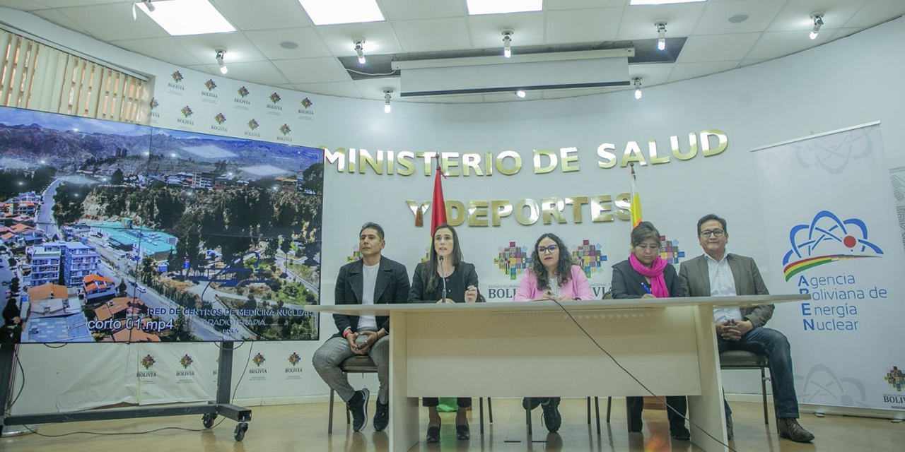 Autoridades estatales y representantes de pacientes con cáncer. 