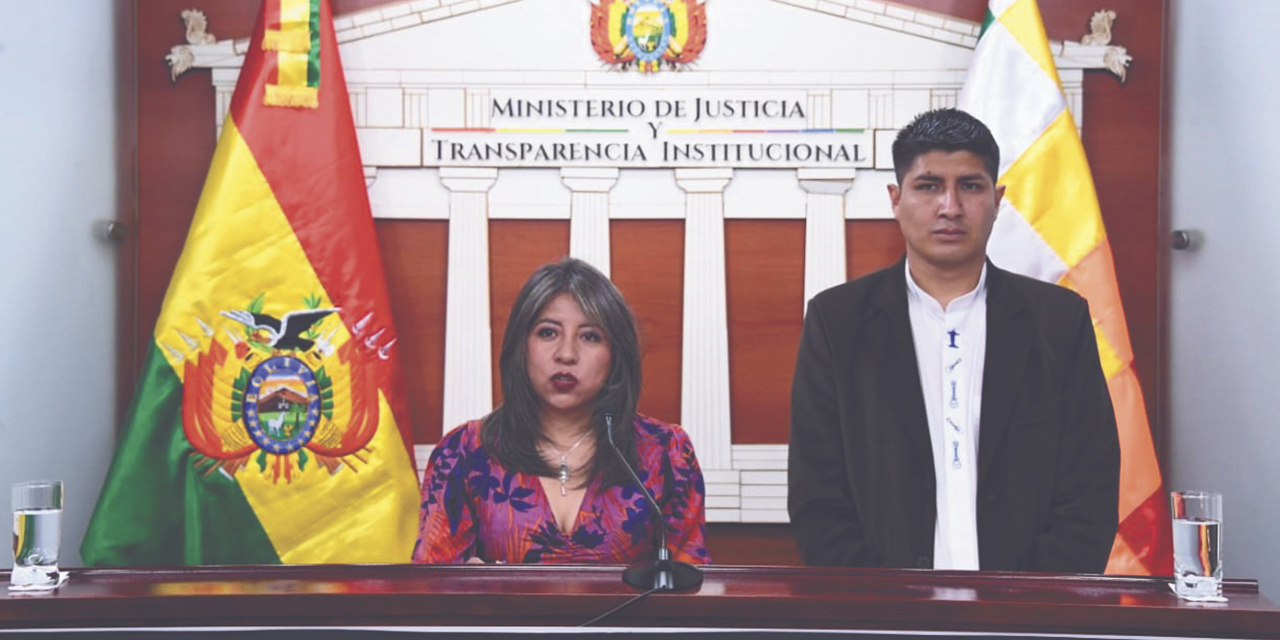 Las autoridades estatales, durante la conferencia de prensa.