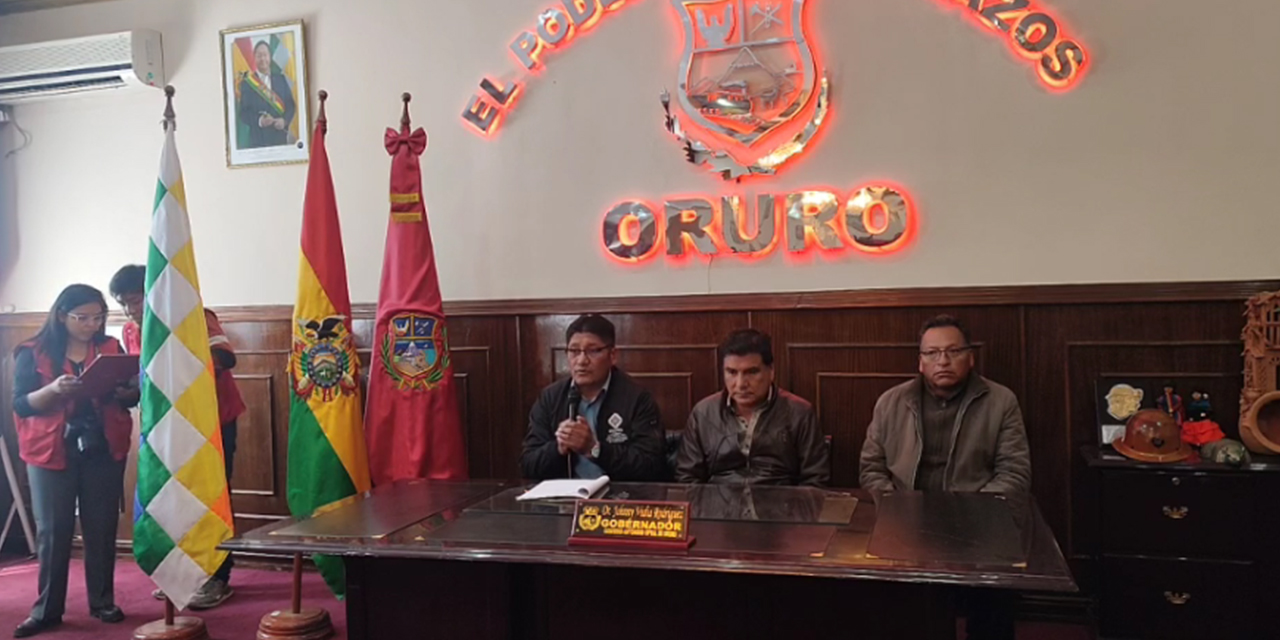 El viceministro junto a autoridades de Oruro.