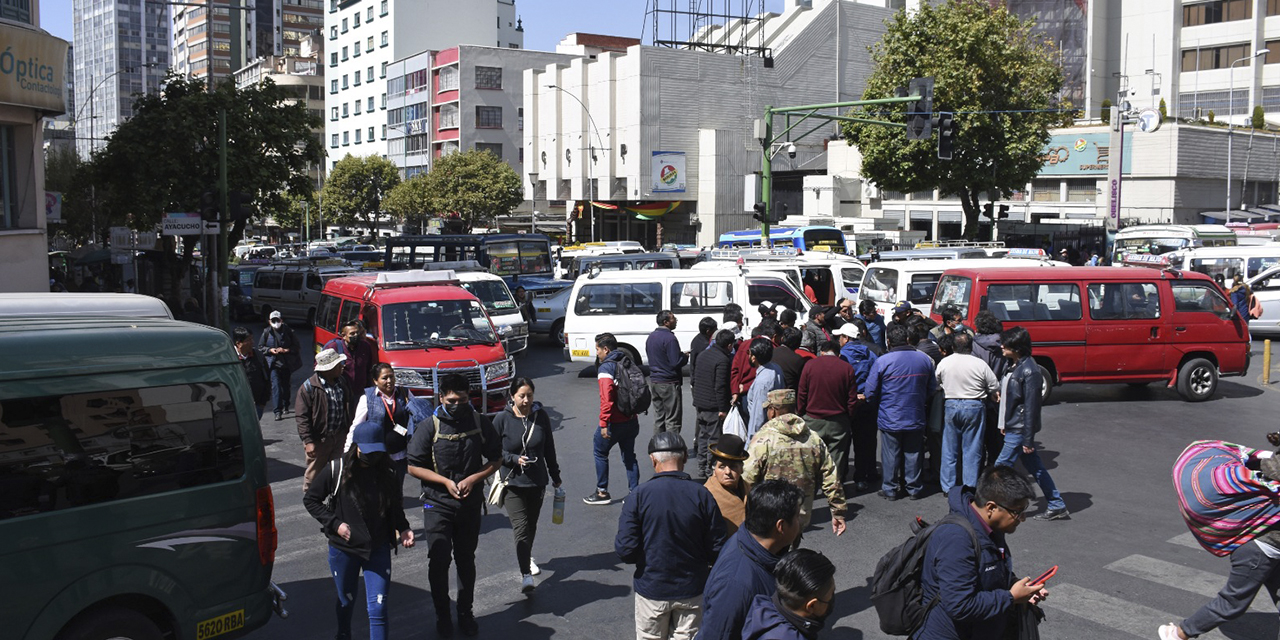 Transportistas durante su protesta en el paseo de El Prado. (Foto: Jorge Mamani)