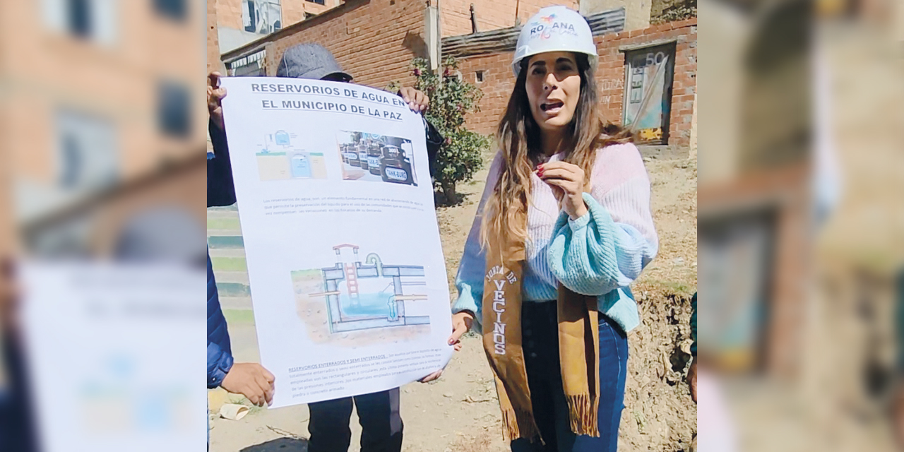 La concejala Roxana Pérez Del Castillo explica su propuesta a los vecinos. | Foto: Captura 