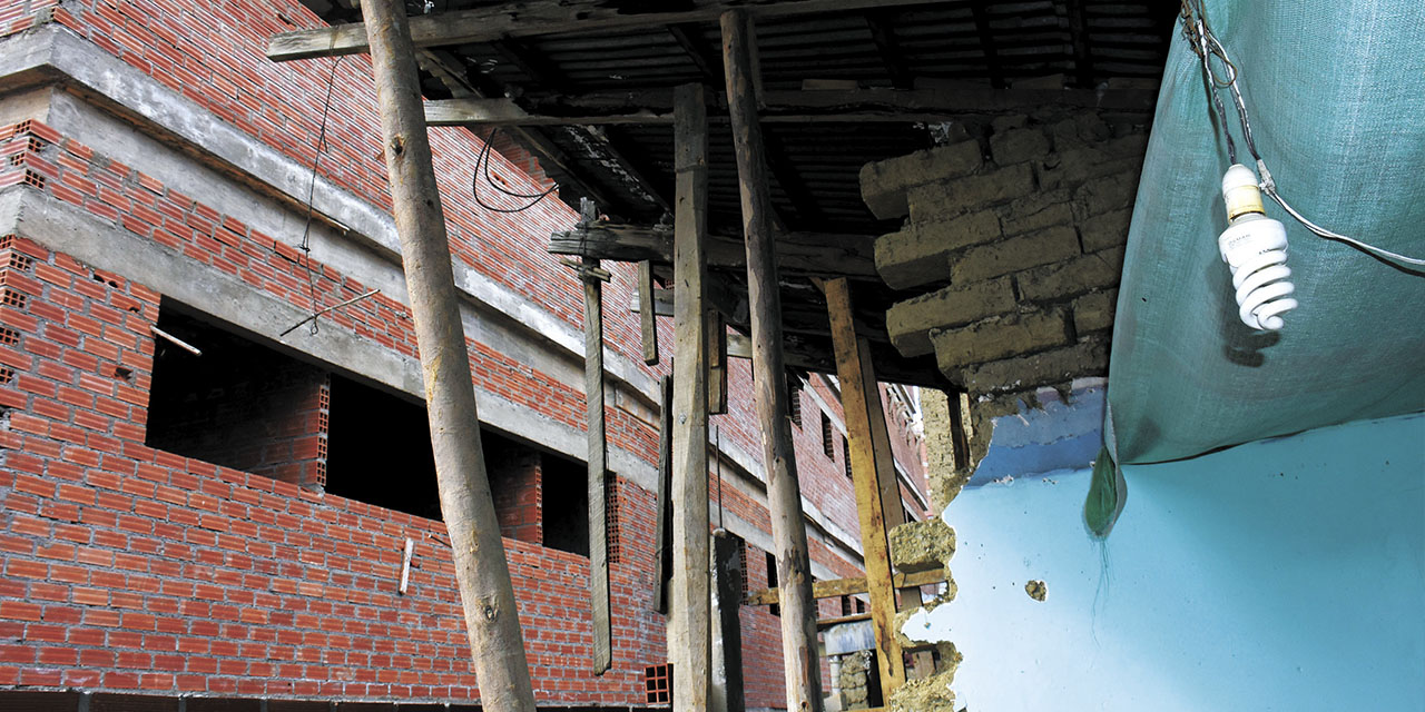 Uno de los cuartos de la casa de la familia Ríos completamente destruido. | Foto: Gonzalo Jallasi