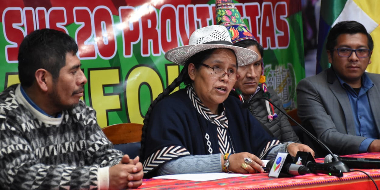 La ministra de Culturas, Sabina Orellana, junto a autoridades y dirigentes de los afectados. (Foto: Jorge Mamani)