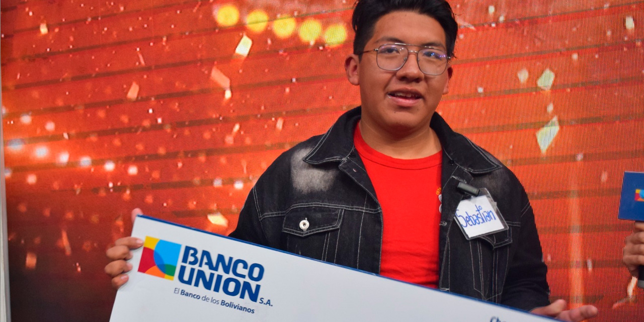 El estudiante Sebastián Espinoza muestra su cheque. Foto: Ministerio de Educación.