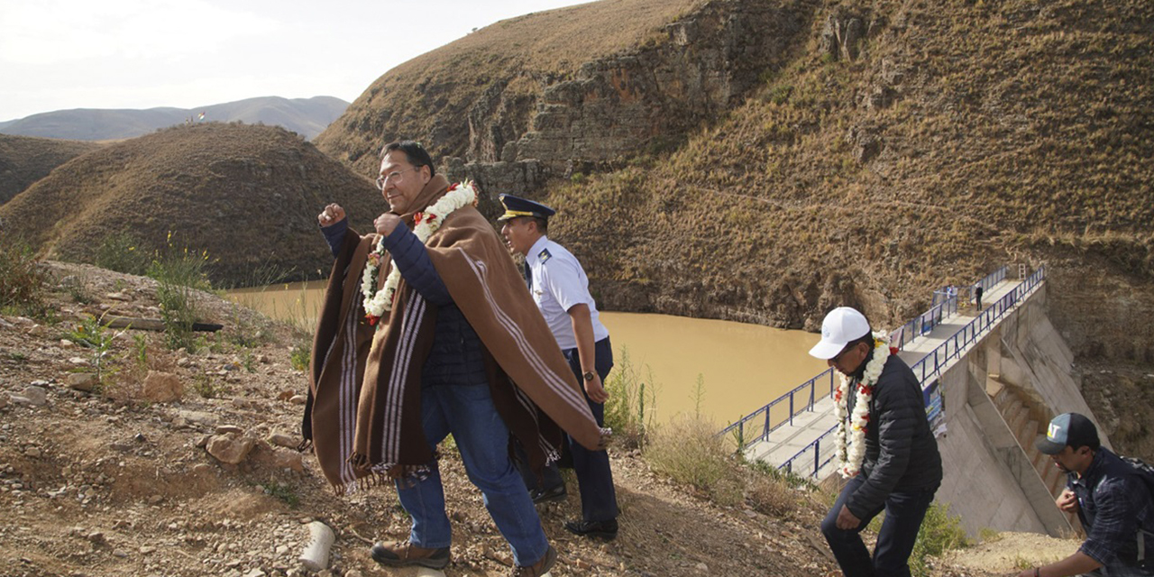 El presidente Luis Arce entrega la ampliación de una represa en Cochabamba.