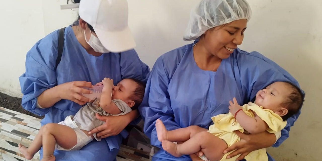 Personal de Salud prepara a bebés que serán vacunados. (Foto: Ministerio de Salud)