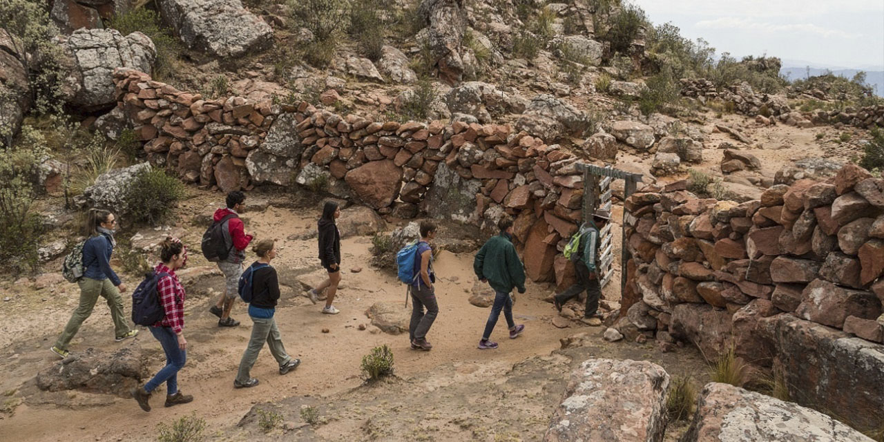 Visita a uno de los atractivos turísticos que ofrece Bolivia.