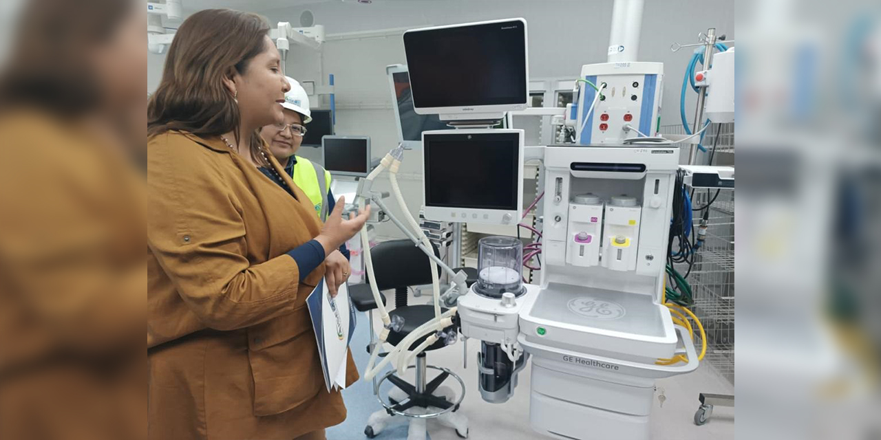 La viceministra de Salud, Alejandra Hidalgo, durante la inspección. | Foto: Ministerio de Salud