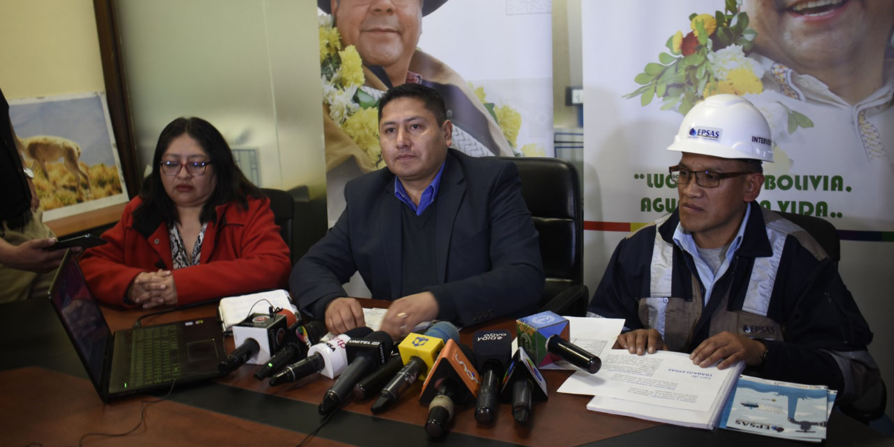 El viceministro de Agua Potable y Saneamiento Básico, Bernardo Nina, en conferencia de prensa. | Foto: Gonzalo Jallasi