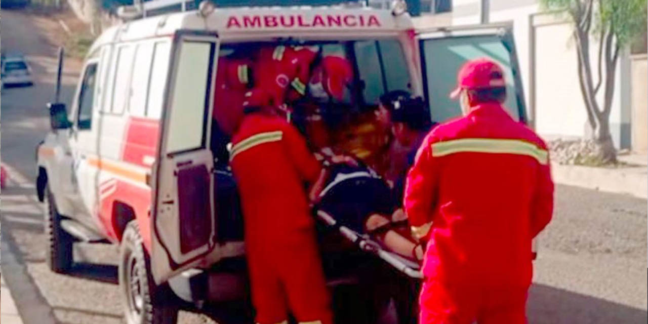 Una de las estudiantes del colegio de Mallasa que fue llevada a un centro médico de emergencia. | Foto: RRSS