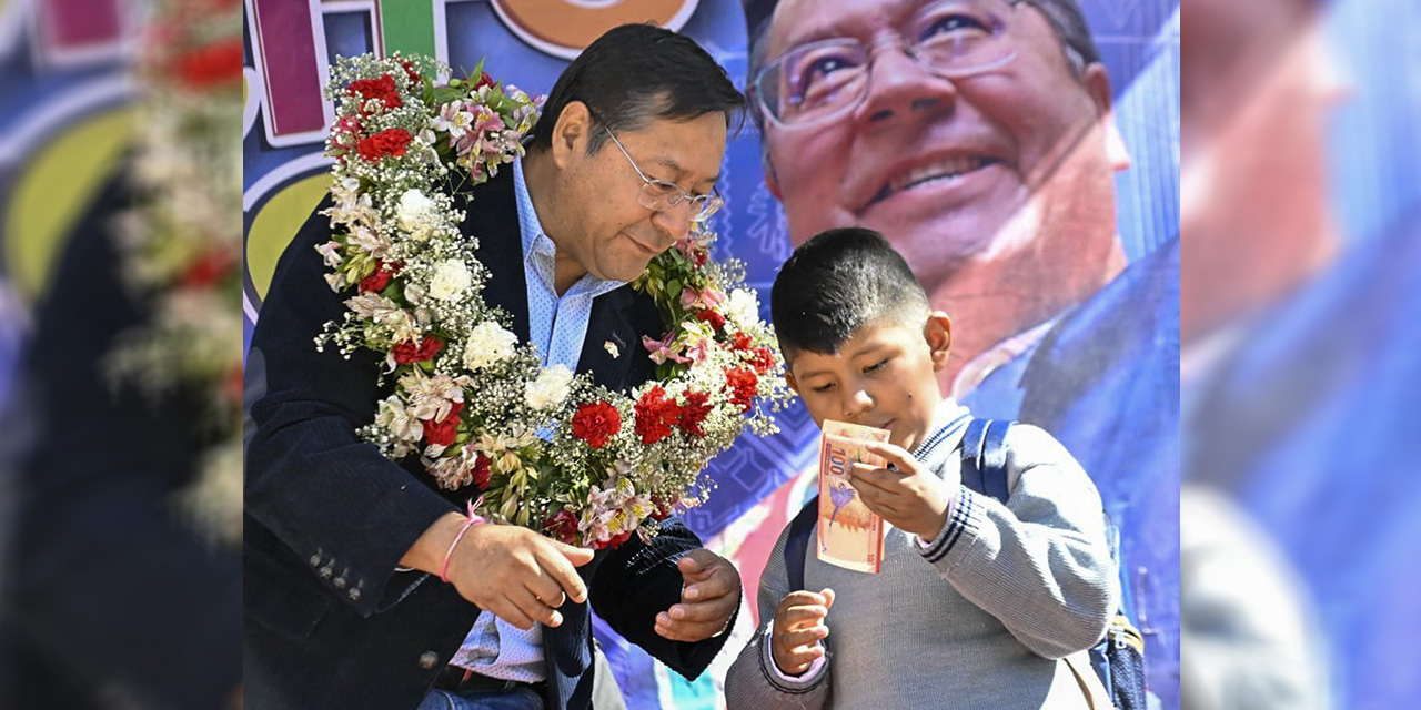 Con el objetivo de incidir en la reducción de la deserción escolar.  Potosí, 09 de octubre de 2023 (AEP-Digital).- Desde el departamento de Potosí, el presidente del Estado Plurinacional de Bolivia, Luis Arce Catacora, dio inicio este lunes al pago del Bono Juancito Pinto, consistente en Bs 200, en la unidad educativa José Enrique Viaña.  “Hoy, desde #Potosí, y de manera simultánea en toda #Bolivia, iniciamos el pago del Bono Juancito Pinto a nuestras y nuestros estudiantes, porque la educación es la mejor herramienta para la liberación”, escribió el Jefe de Estado en sus redes sociales. El Gobierno beneficiará este año con el pago a 2,3 millones de estudiantes, gracias a los aportes de 27 entidades estatales, las cuales garantizarán el desembolso de Bs 477 millones para efectiviza esa ayuda a los estudiantes de primaria y secundaria del sistema regular y especial fiscal y de convenio de todo el país. Noticia en desarrollo. 