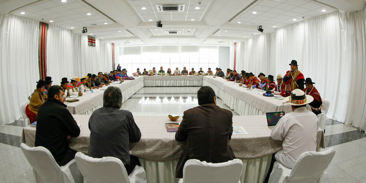 El presidente Luis Arce en reunión con autoridades de Inquisivi. Foto tomada de la cuenta en X del presidente Luis Arce