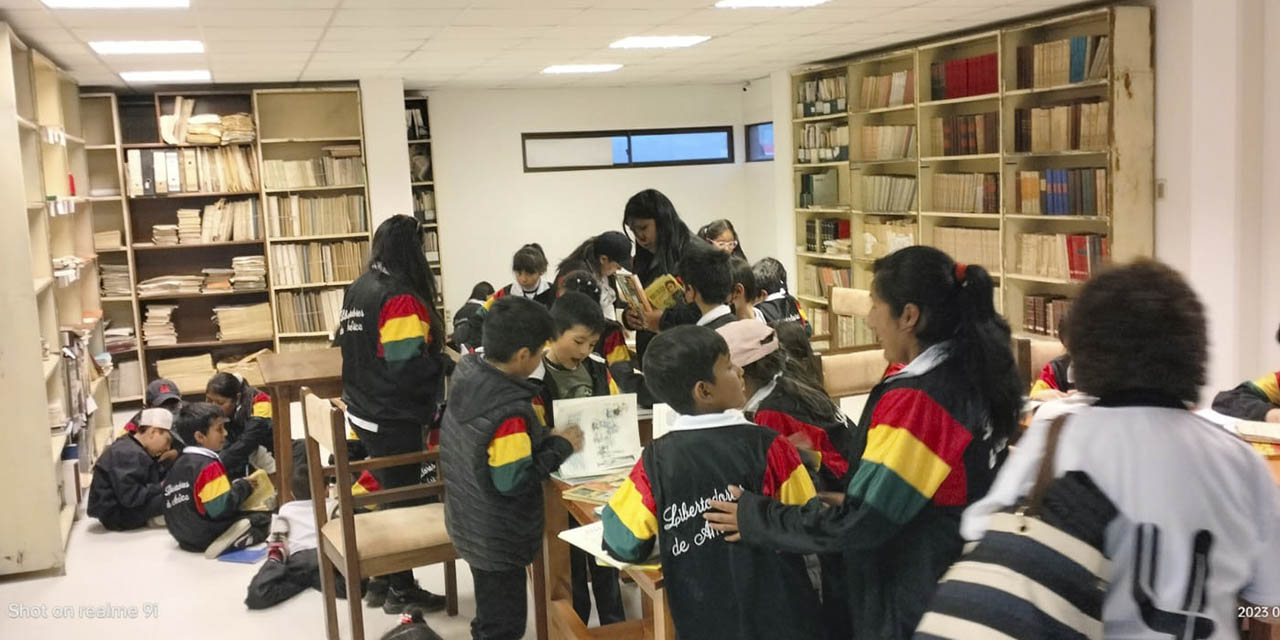 Estudiantes de la unidad educativa Libertadores de América visitaron la Biblioteca de la Comibol. Foto: Comibol