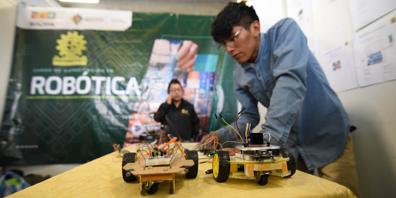 Estudiantes trabajan en su proyecto durante la exposición.  | Foto: Gustavo ticona