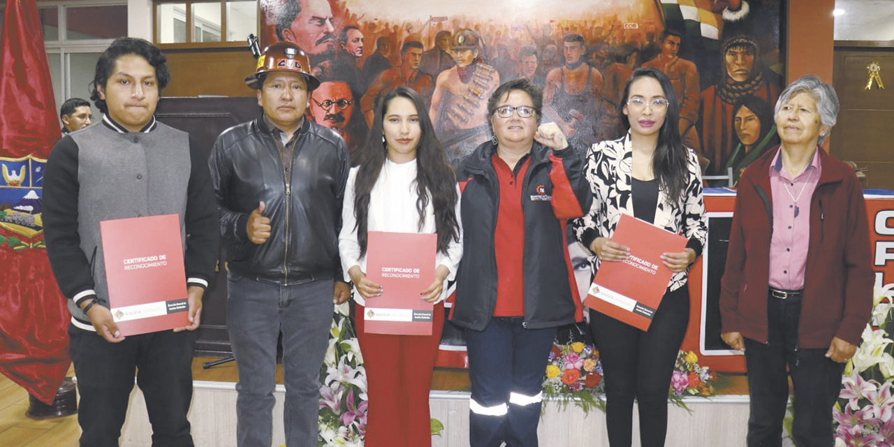 La ministra Verónica Navia con las ganadoras del concurso. | Foto: MTPS