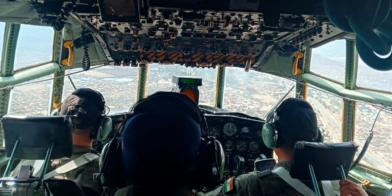 Pilotos en el avión Hércules de las FFAA que sobrevoló Cochabamba. Foto: Facebook Lucho Arce