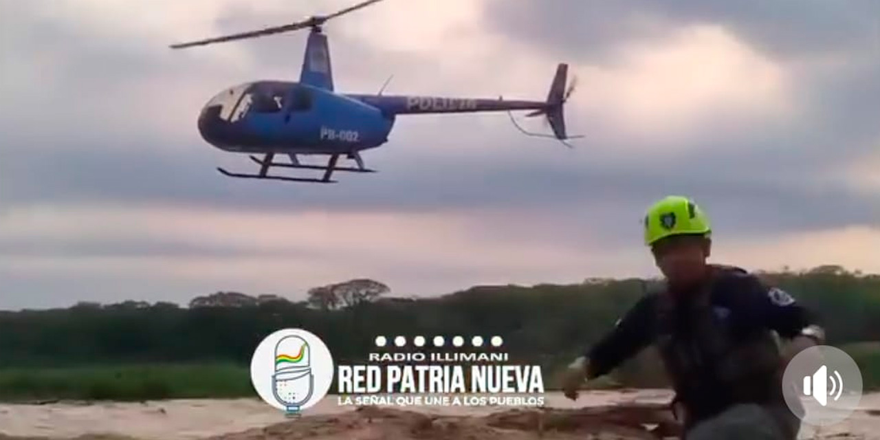 El helicóptero en uno de los viajes de rescate. Foto: Patria Nueva