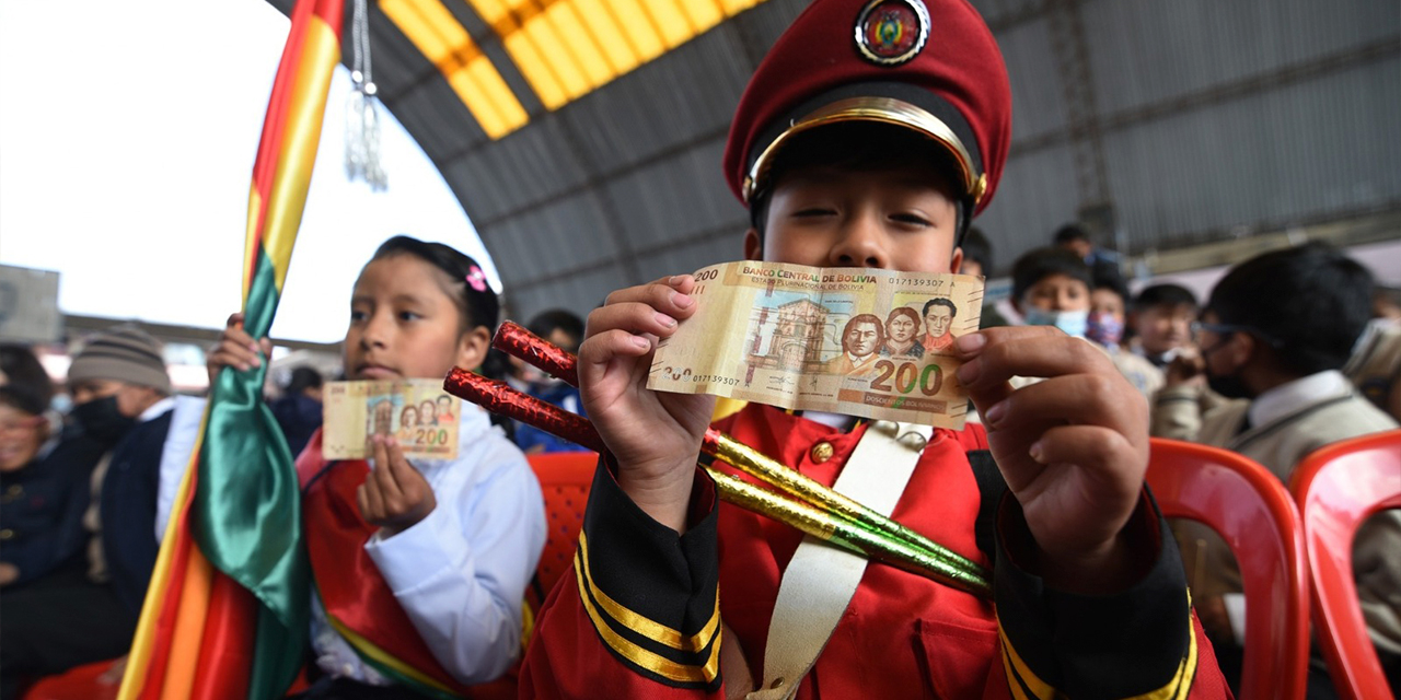 Más del 50% de los estudiantes beneficiados ya recibieron su bono. Foto: Gustavo Ticona