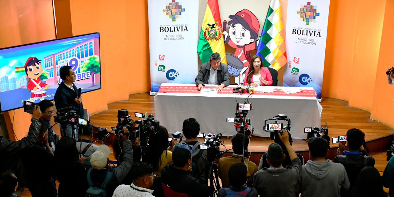 Autoridades ministeriales, durante la conferencia de prensa. Foto: Ministerio de Educación