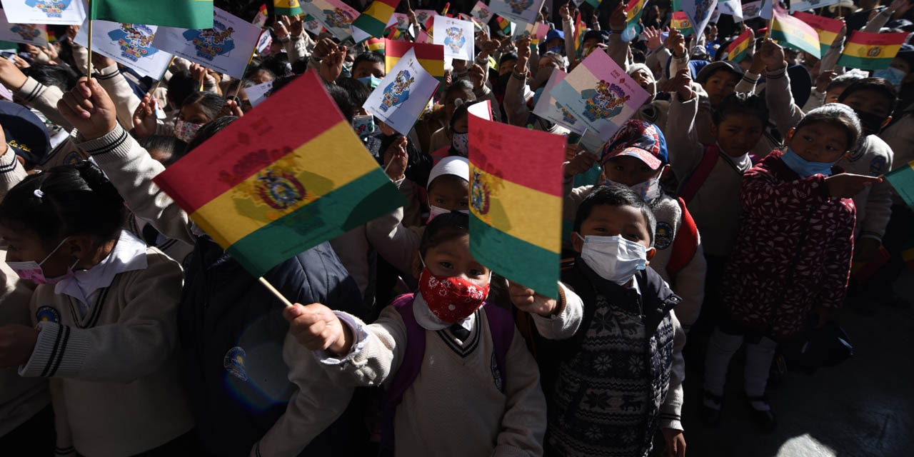 Los niños esperan su bono durante la inauguración del pago.  | Foto: Gustavo Ticona