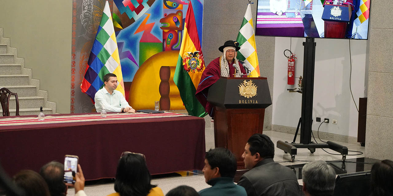 Acto de entrega del Decreto Supremo que aprueba la cobertura de límites de Unidades Territoriales.