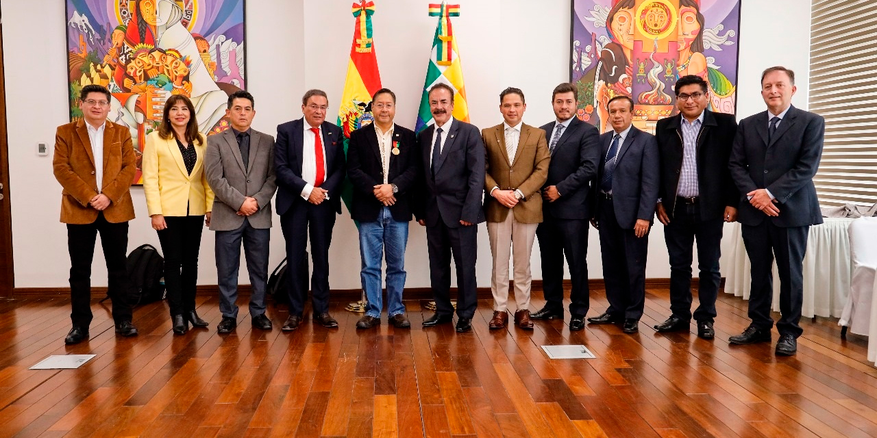 El presidente Luis Arce y los empresarios privados de La Paz en Casa Grande del Pueblo. Foto: Comunicación Presidencial