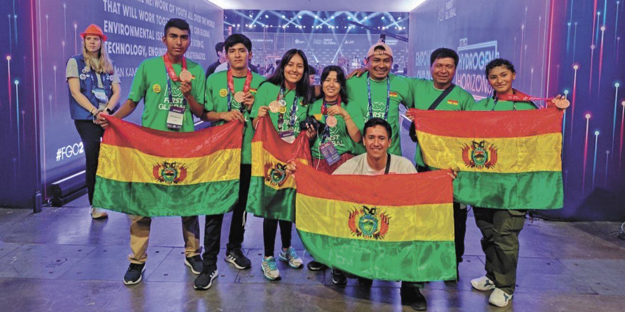 El equipo boliviano en Singapur, donde ganó el tercer lugar en el First Global Challenge.  | Foto: Agetic