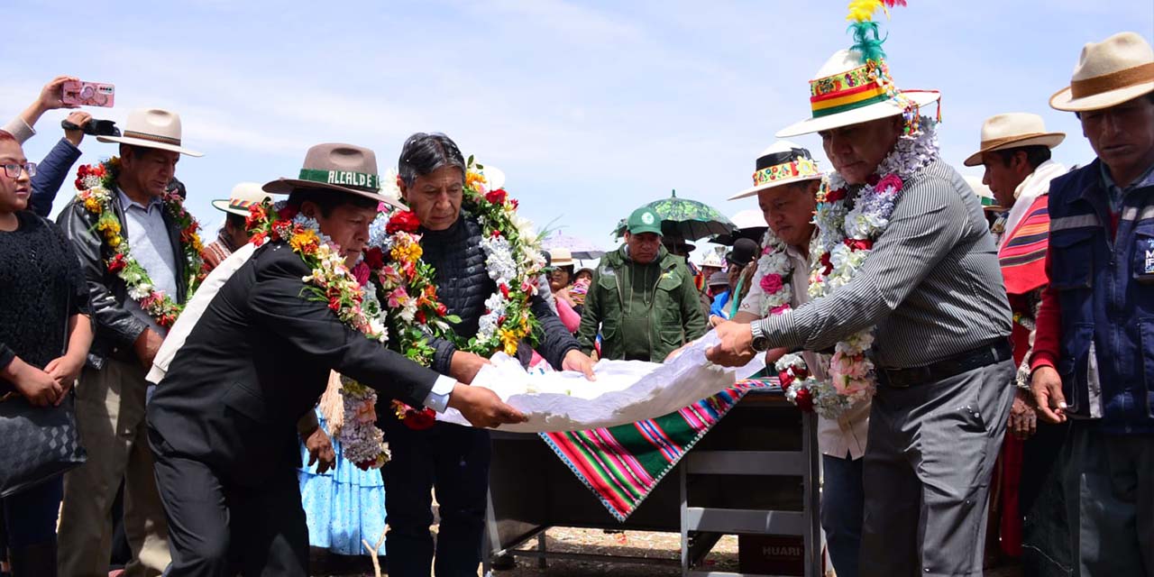 El vicepresidente David Choquehuanca participa de la puesta de la piedra fundamental de la construcción de un hospital, Foto: Vicepresidencia