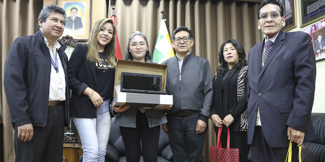 Las autoridades junto a Joyce Rivero Monje y sus padres. Foto: Facebook Ministerio de Educación