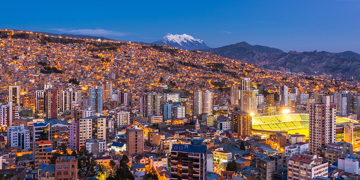 La ciudad de La Paz se luce con su majestuoso Illimani.