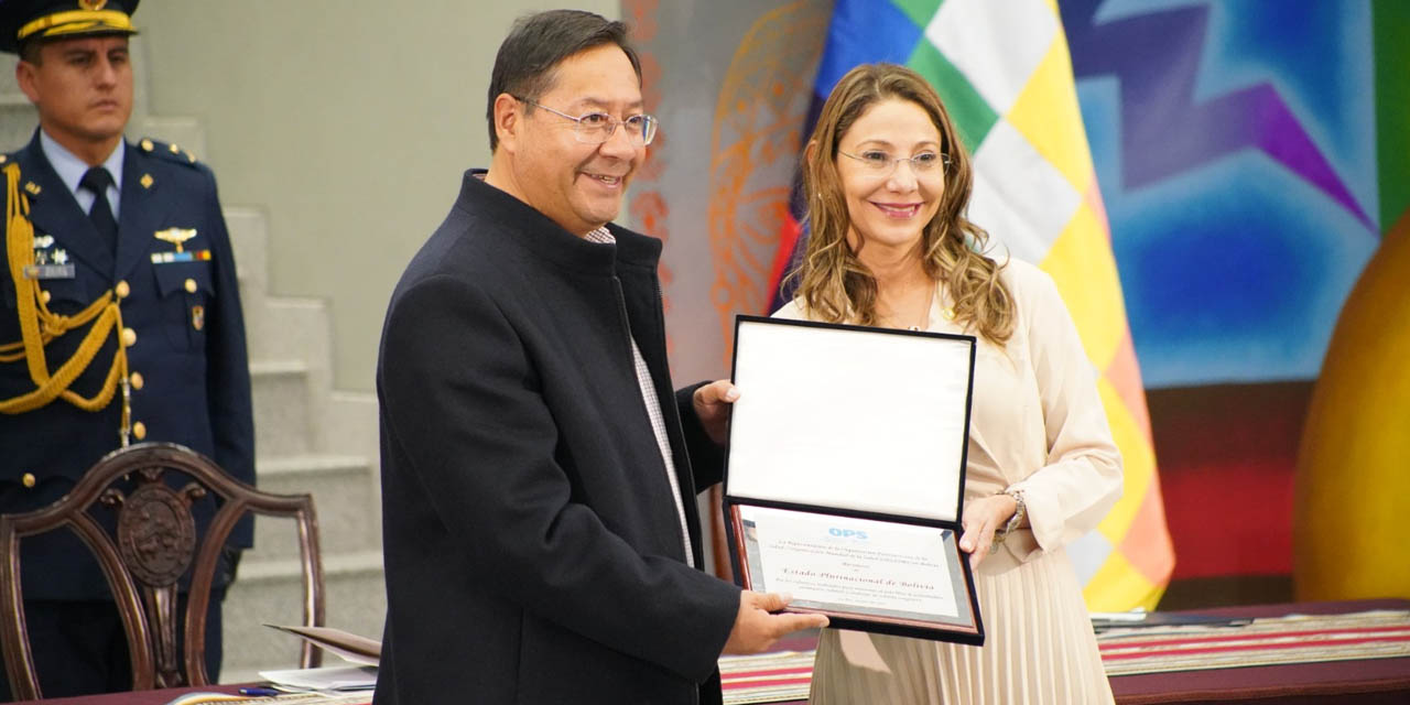 El Jefe de Estado recibe la declaratoria de la representante de la OPS/OMS, Alma Morales. | Foto: Jorge Mamani