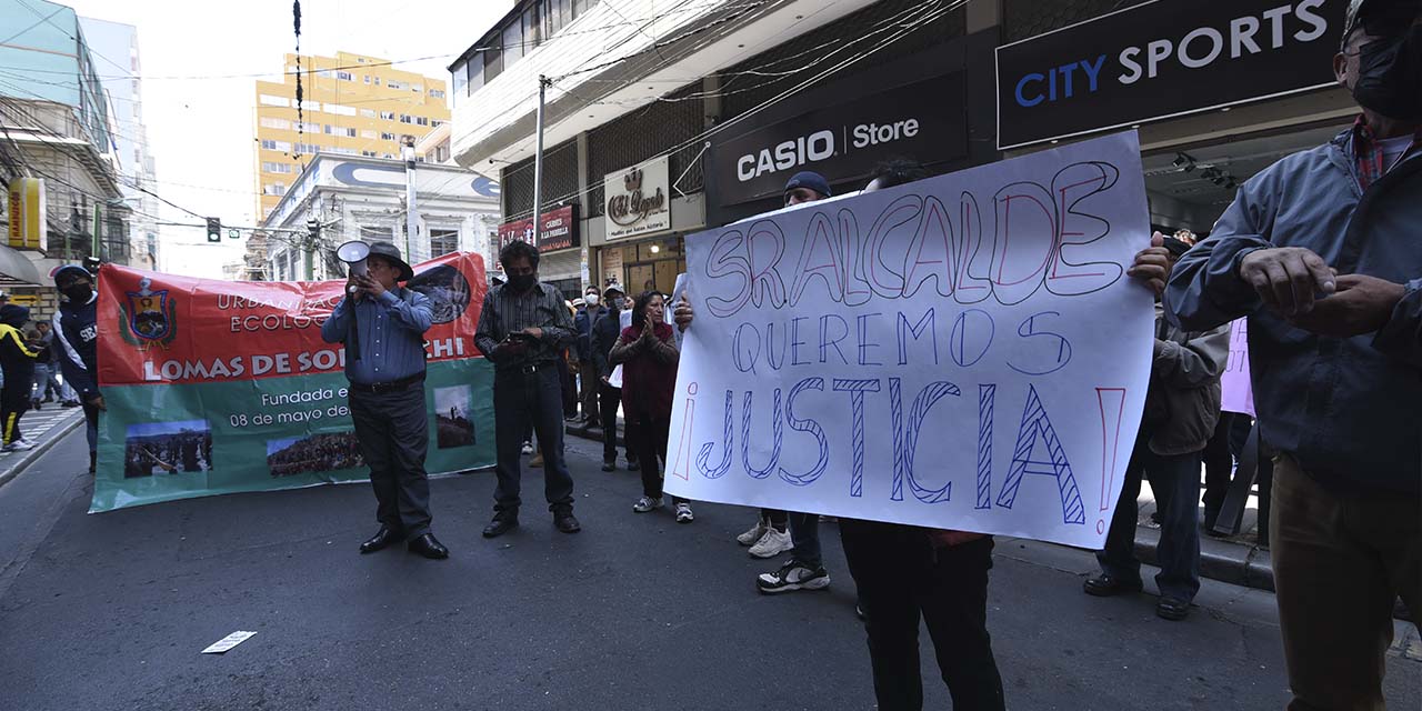 Vecinos de Lomas de Sopocachi, durante la protesta contra la alcaldía.  | Foto: Sopocachi