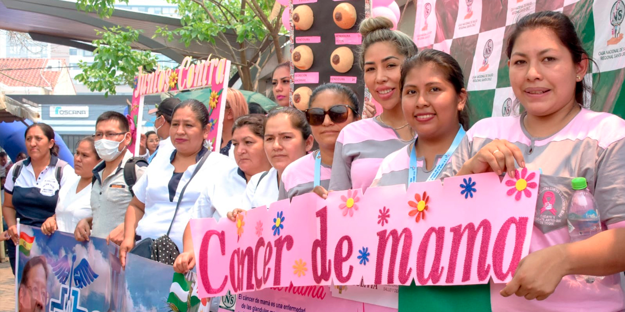 Profesionales de salud en campaña contra el cáncer de mama. Foto: Ministerio de Salud