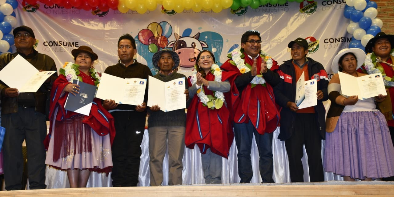 Las autoridades de Gobierno junto a los productores que recibieron sus certificados de competencia. Foto: Ministerio de Educación