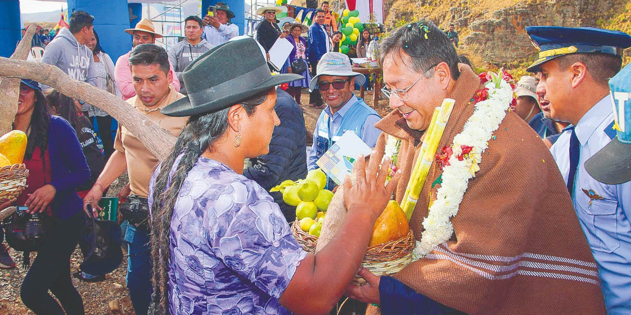 El presidente Luis Arce recibe el reconocimiento del pueblo. | Foto: Comunicación Presidencial