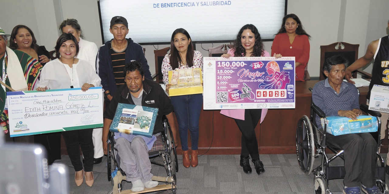 Los beneficiarios junto a la ministra de Salud, María Renée Castro. | Foto: MSyD