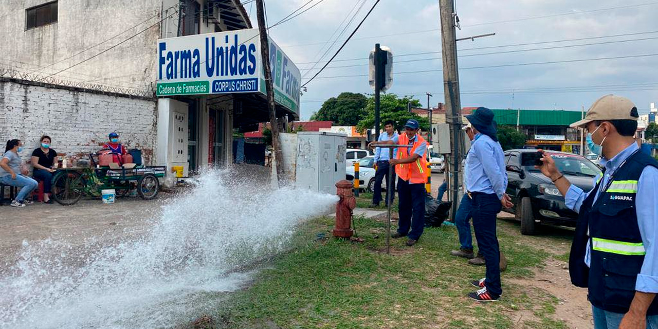 Técnicos operan un hidrante en la ciudad de Santa Cruz. Foto: Facebook Saguapac