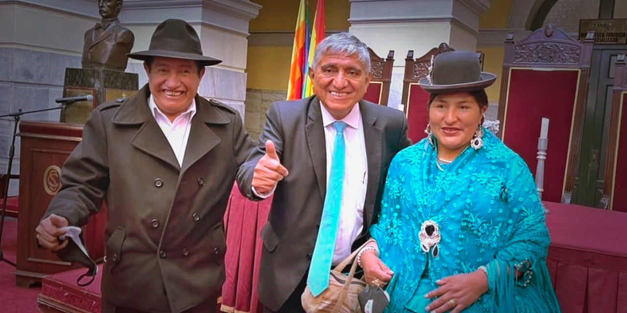 Rafael Quispe (izquierda), Iván Arias y la concejala paceña Lourdes Chambilla en un evento oficial. Foto:  RRSS